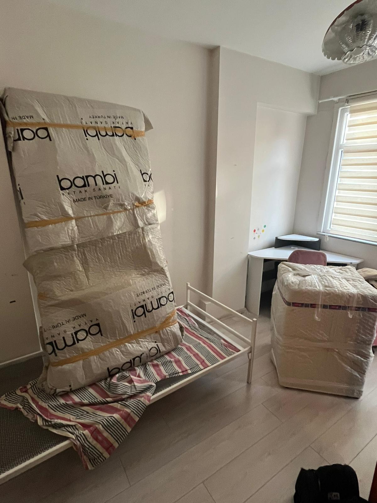 Ev taşıma hazırlığı — koridor eşya ambalajlama