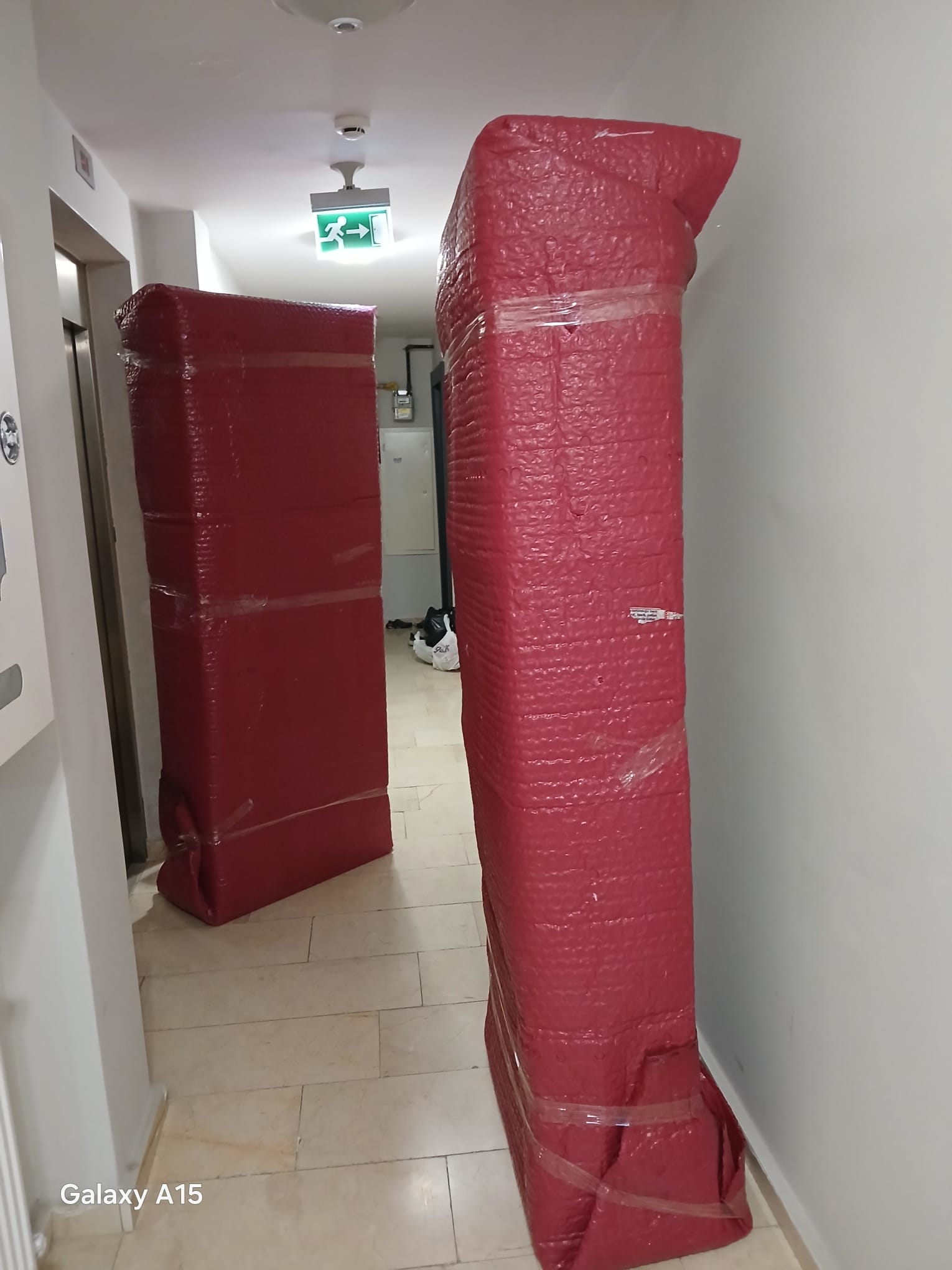 Komple ev taşıma hizmeti — oturma odası paketleme öncesi